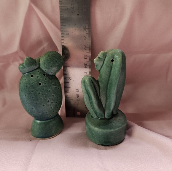 Ceramic Cactus Flower Salt and Pepper Shakers - Picture 2 of 4